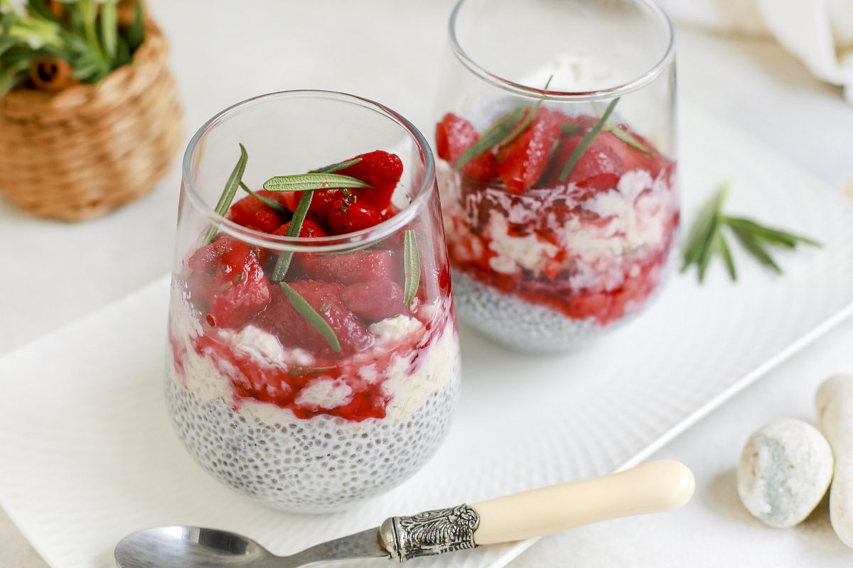 Нежное бирхер мюсли с чиа и клубникой