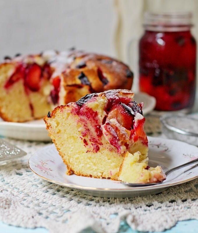 Летний пирог со сливами на йогурте: легкость и вкус в каждом кусочке