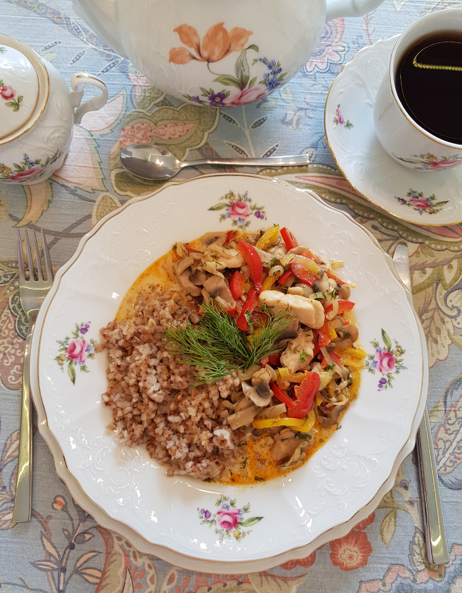 Сочная курица с грибами и сладким перцем