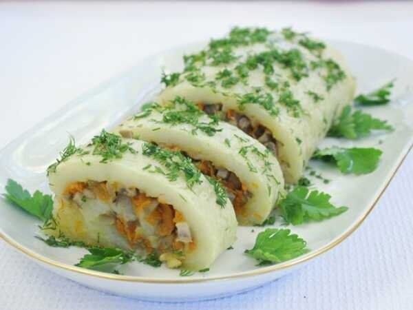 Непревзойденный картофельный рулет с грибами и овощами