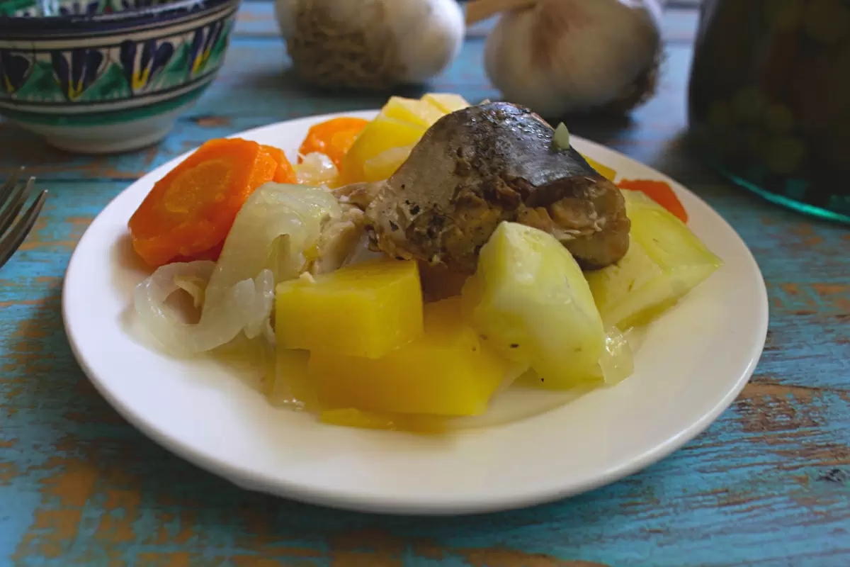 Легкое и сытное тушеное блюдо: овощи с консервированной рыбой