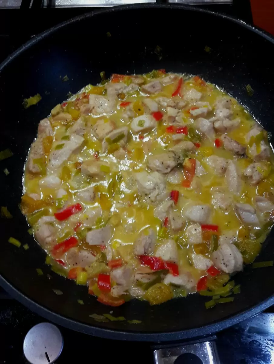 Нежное куриное филе в сливочном соусе: быстро и вкусно!