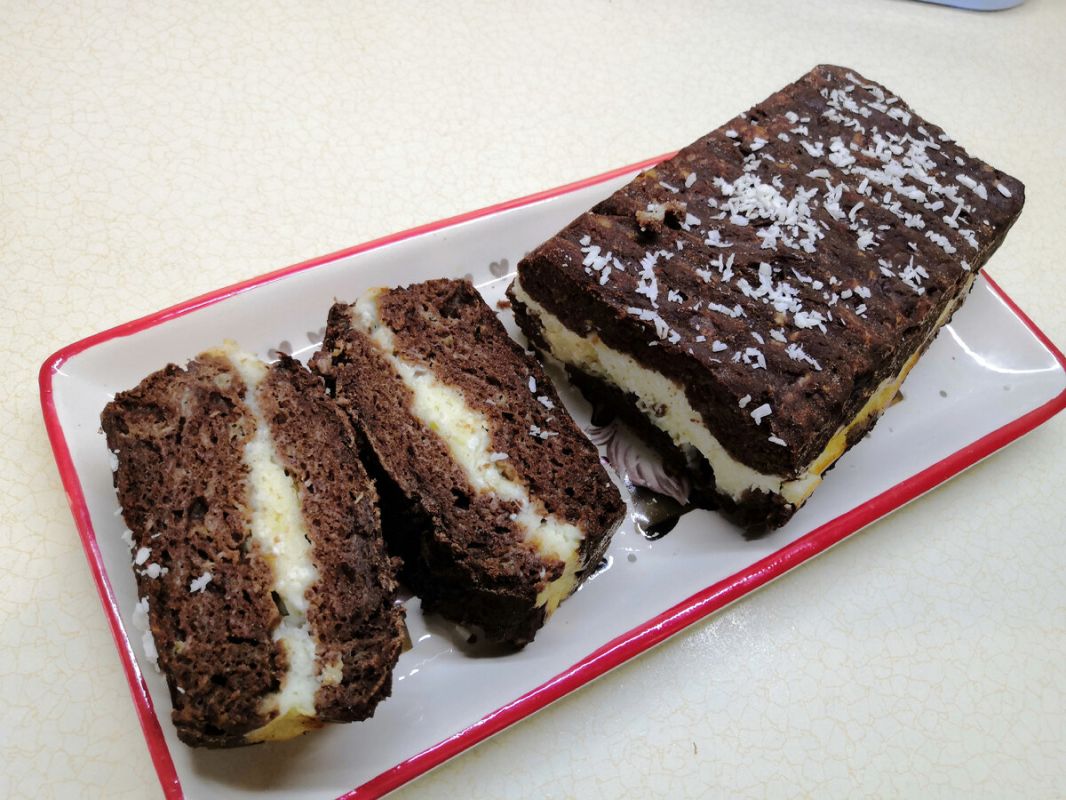 Полосатый кекс: как сделать десерт из бананов и творога вкусным и простым