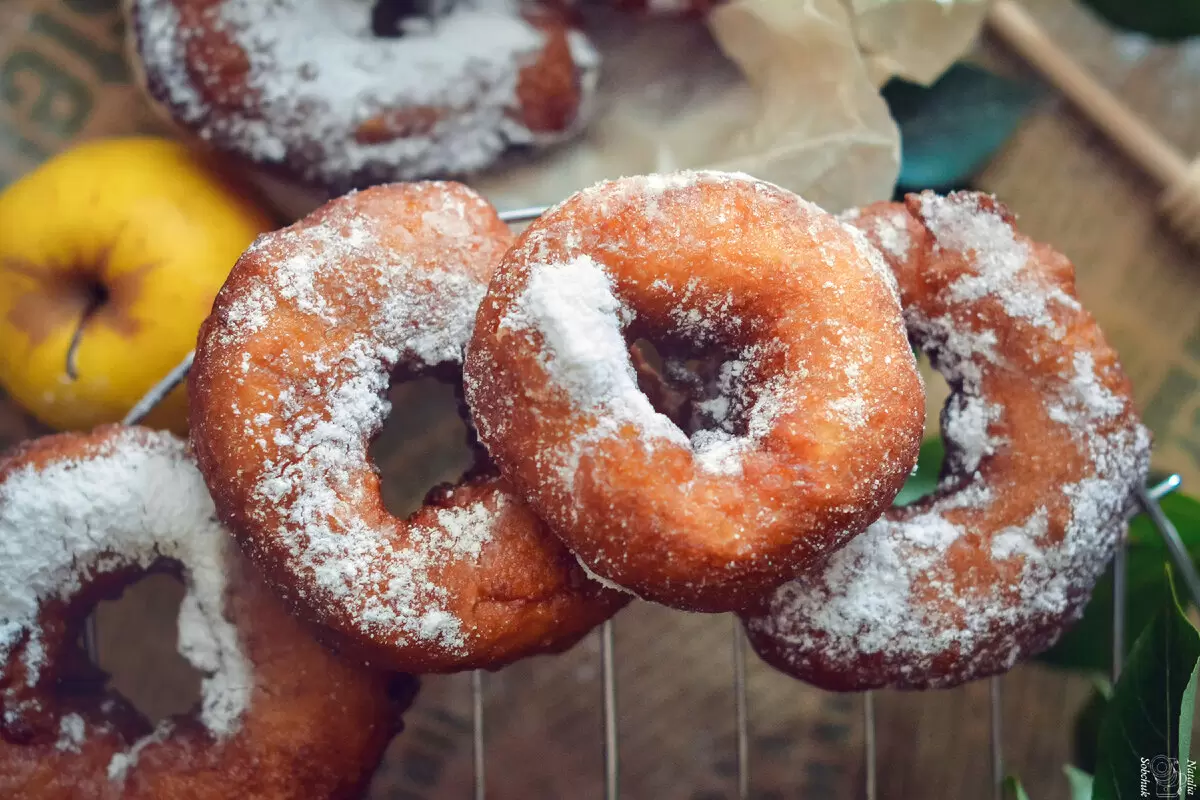 Вкусные яблочные пончики с медовым сиропом: простой рецепт