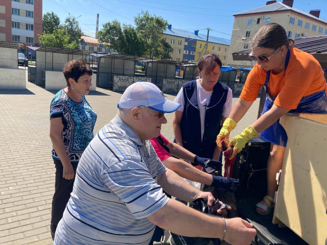 Головами горбуши угощают жителей Корсакова