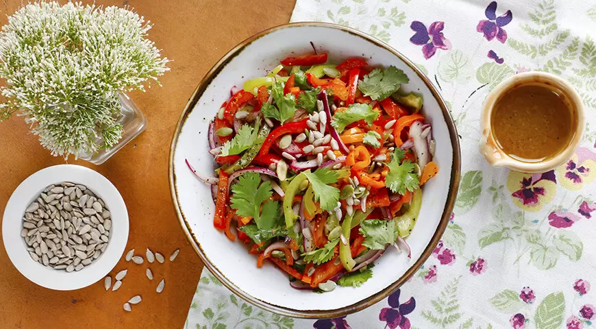 Теплый салат из сладкого перца и семечек, который усовершенствует ваш стол