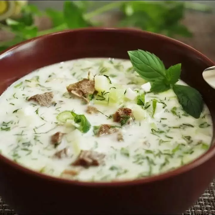 Секреты идеальной окрошки: какие ингредиенты добавляют в квас для великолепного вкуса