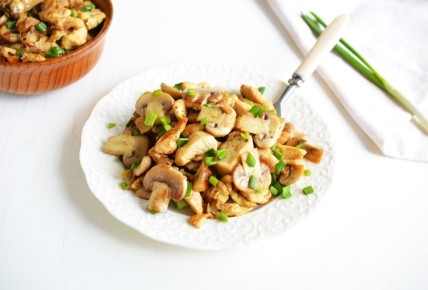 Простой и вкусный ужин: жареные шампиньоны с курицей