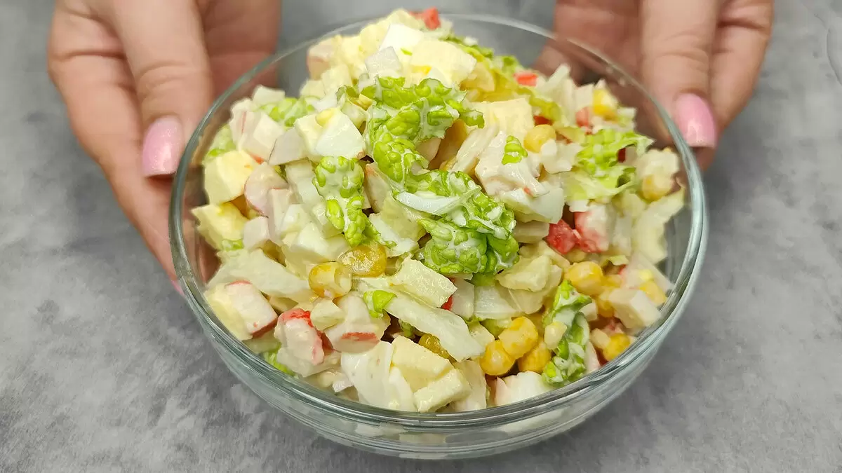 Нежный салат из крабовых палочек, который покорит сердца гостей