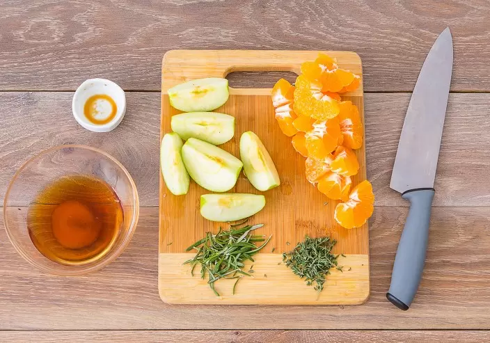 Изысканная утка, фаршированная фруктами: смелый выбор для праздничного стола