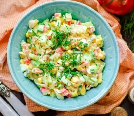 Нежный салат с копчёной рыбой и крабовыми палочками