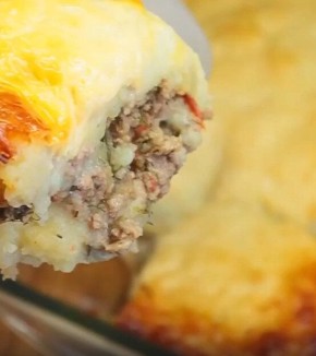 Нежная запеканка с фаршем и картофельным пюре: быстро и вкусно