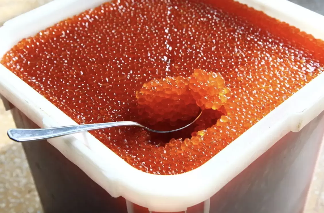 Блинчики с красной икрой: праздник на вашем столе