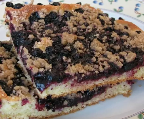 Невероятно вкусный открытый дрожжевой пирог с черникой — просто готовить, сложно устоять!