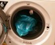 Необычный лайфхак: зачем использовать пакет в стиральной машине?