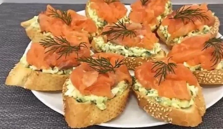 Сэндвич с рыбой и яйцом