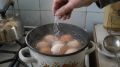Почему советские повара добавляли соль при варке яиц