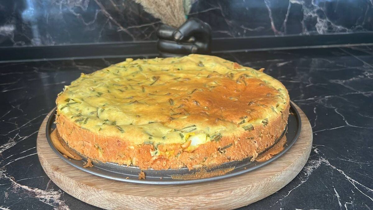Летний заливной пирог с яйцом и зеленым луком