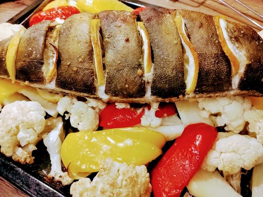 Неповторимый вкус домашнего ужина: запеченный терпуг с лимоном и овощами